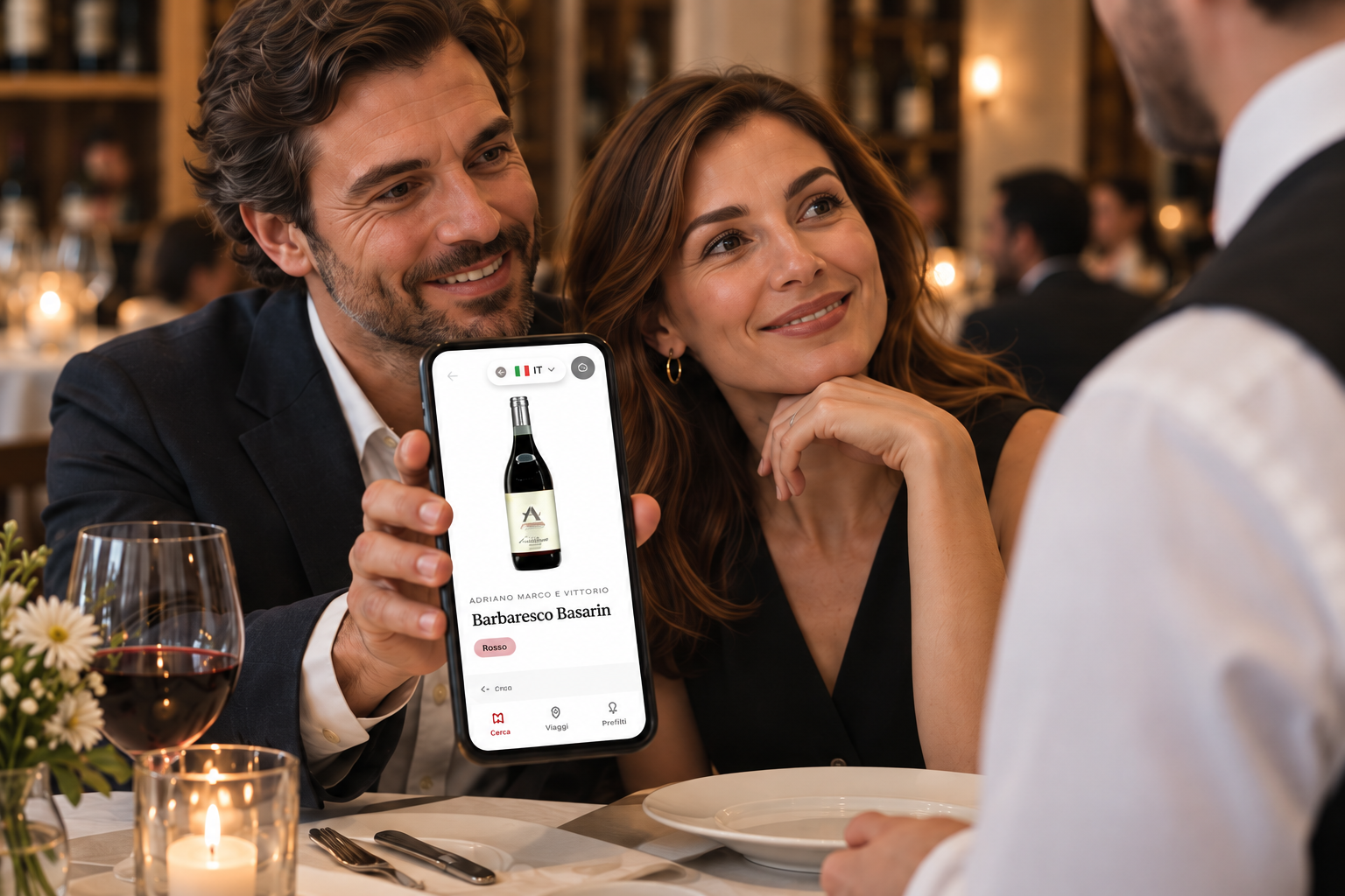 Clienti sorridenti mostrano al cameriere la scheda del vino Barbaresco Basarin sullo smartphone